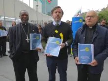 Entrega de assinaturas na ONU, liderada por Ignacio Arsuaga (ao centro).