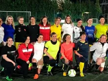 O time de futebol feminino do Vaticano durante um treinamento.