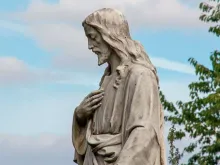 Uma escultura de Cristo.
