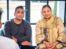 Shafqat Emmanuel (esquerda) e Shagufta Kausar (direita), casal paquistanês preso por serem cristãos