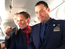 Paula Podest e Carlos Ciuffardi, os tripulantes que o Papa Francisco casou a bordo do voo no Chile.