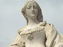 Estátua de Isabel a Católica nos Jardins de Sabatini, Madri (Espanha).