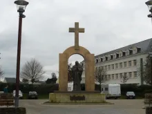 Estátua de são João Paulo II em Ploërmel.