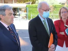 Luis Peral, ex-senador (esq), Eugenio Azpiroz (centro) ex-deputado, Lourdes Méndez (dcha) deputada.