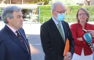Luis Peral, ex-senador (esq), Eugenio Azpiroz (centro) ex-deputado, Lourdes Méndez (dcha) deputada.