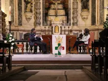 Dom Américo fala aos jovens em Évora.