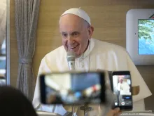 Papa Francisco fala aos jornalistas.