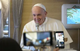 Papa Francisco fala aos jornalistas.