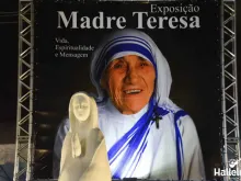 Exposição sobre a vida de Madre Teresa de Calcutá.
