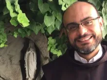 Pe. Fadi Shallufi, sacerdote franciscano, pároco do Santuário da Gruta do Leite em Belém. Captura do Youtube