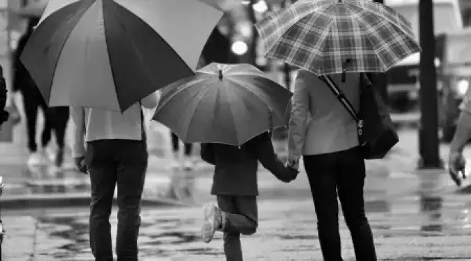 Familia-bajo-la-lluvia_dimitri-Unsplash_13042022.webp ?? 
