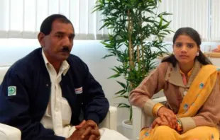 Ashiq Masih, esposo da Asia Bibi junto com sua filha mais jovem, Eisham.