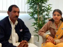 Ashiq Masih, esposo da Asia Bibi junto com sua filha mais jovem, Eisham.