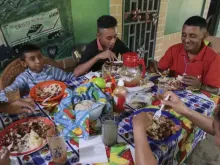 Família centro-americana recebendo a doação da CRS