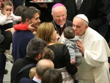 Papa Francisco com uma família.