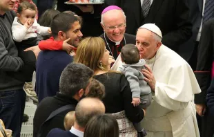 Papa Francisco com uma família.