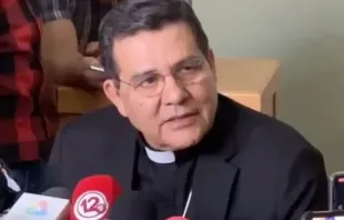 Dom Faustino Armendáriz Jiménez na coletiva de imprensa em 21 de maio