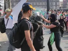 Feministas violentas atacam policiais e pró-vidas reunidos do lado de fora da Catedral Metropolitana do México. Crédito: David Ramos