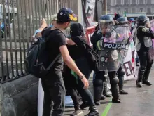 Violenta feminista ataca policiais e pró-vidas reunidos do lado de fora da Catedral Metropolitana do México. Crédito: David Ramos