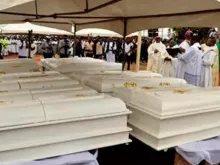 Caixões dos 68 cristãos mortos entre maio e junho de 2022 em Benue, Nigéria. Crédito: Diocese de Makurdi