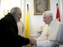 Fidel Castro cumprimento o Papa ao início do encontro de ontem
