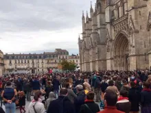 Centenas de fiéis em Bordeaux pedem a retomada das Missas. Crédito: Facebook Protège ton Église