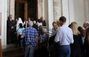 Fiéis cruzam a Porta Santa no Vaticano 