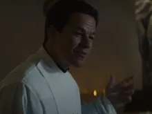 Mark Wahlberg como padre Stu.