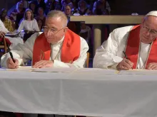 Papa assina a Declaração.