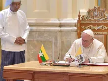 Papa assina Livro das Autoridades.