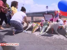 Flores em memória das vítimas do tiroteio em El Paso. Crédito: EWTN Notícias