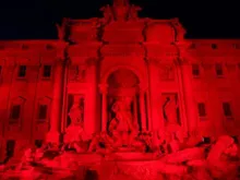 Fontana di Trevi em Roma ficou vermelha em homenagem aos mártires cristãos.