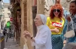 Freira manifesta seu desacordo com a cena. Crédito: Captura de vídeo do Twitter