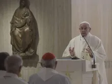 Papa Francisco pronuncia a sua homilia.