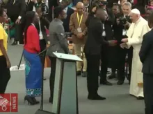 Papa Francisco com jovens de Moçambique.