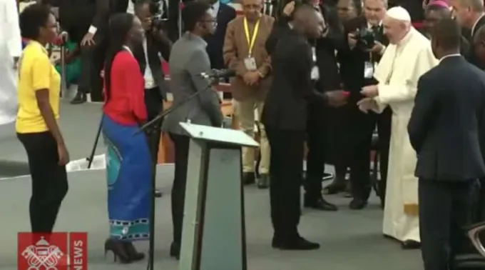 FotoPapaConJovenes_Maputo_Provisional_050919_CapturaYouTube.jpg ?? 