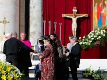 O Papa Francisco na Praça de São Pedro cumprimenta o casal iraquiano