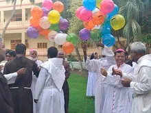 Foto referencial: Um grupo de franciscanos no Karachi, Paquistão, celebra seus 75 anos em 2014. Crédito P. Younis Hussain