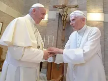 Papa Francisco e Bento XVI.