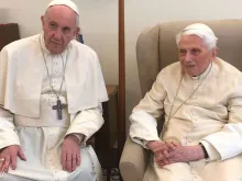 Papa Francisco com Bento XVI, em sua visita de 15 de abril de 2019.