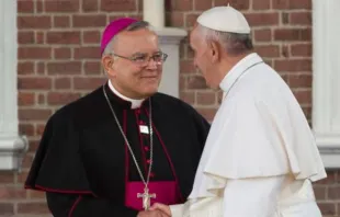 Dom Charles Chaput e o Papa Francisco durante o Encontro Mundial das Famílias na Filadélfia. Foto L'Osservatore Romano