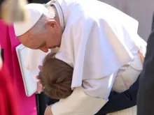 Papa Francisco abraça um menino no Vaticano.