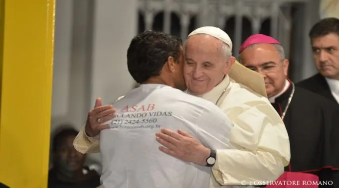 FranciscoAbrazo_LOsservatoreRomano_News.va_120315.jpg ?? 