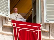 Papa Francisco durante a oração do Regina Caeli