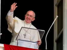 Papa Francisco saúda da janela do Palácio Apostólico.