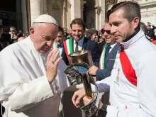 Papa Francisco abençoando a tocha da paz 