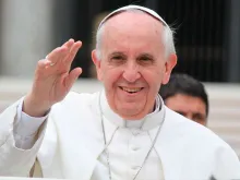 Papa Francisco saúda peregrinos em Roma.