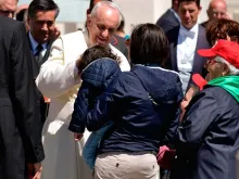 Papa Francisco abençoa mãe e filha em uma foto de arquivo.