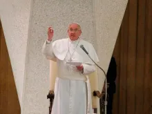 Papa Francisco fala na Sala Paulo VI.