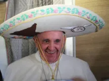 O Papa Francisco no avião a caminho do México 
